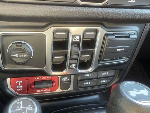 Used 2025 Jeep Wrangler Willys image 8