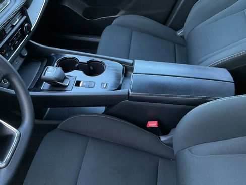 Used 2023 Nissan Rogue S image 32