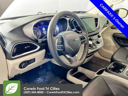 Used 2024 Chrysler Pacifica Touring-L image 3