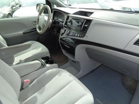 Used 2014 Toyota Sienna LE image 18