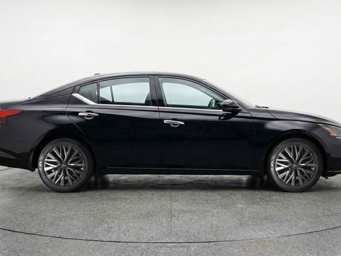 Used 2025 Nissan Altima 2.5 SV image 11