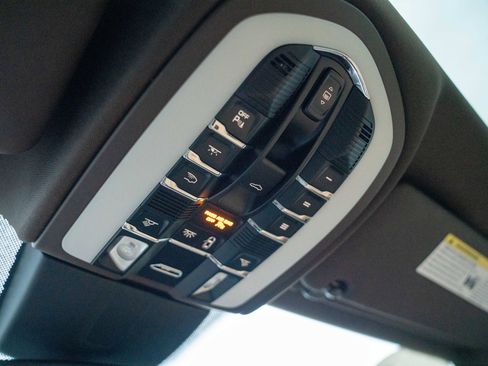 Used 2018 Porsche Cayenne S image 23