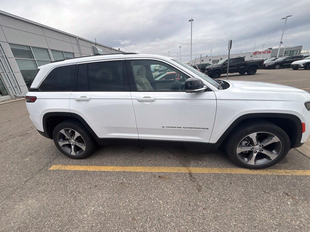Used 2023 Jeep Grand Cherokee Limited w/ Luxury Tech Group II AWD/4WD image 2