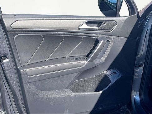 Used 2022 Volkswagen Tiguan SE w/ Panoramic Sunroof Package image 23