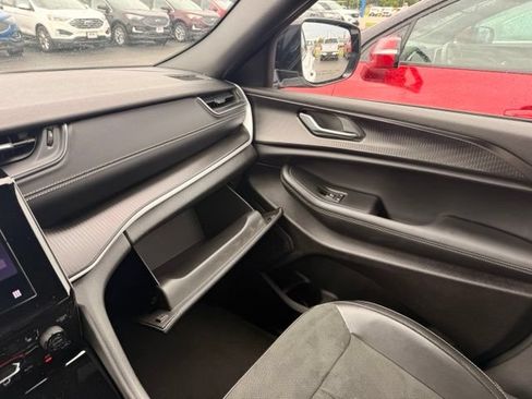 Used 2025 Jeep Grand Cherokee Altitude AWD/4WD image 27