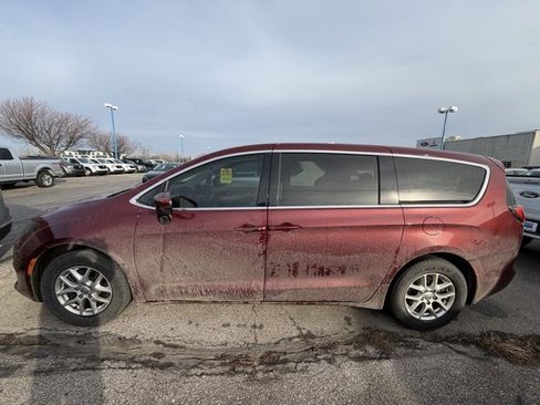 Used 2019 Chrysler Pacifica LX image 5