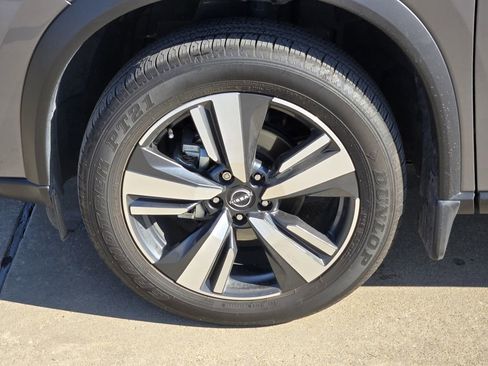 Used 2025 Nissan Rogue SL image 11