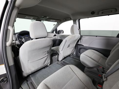 Used 2018 Toyota Sienna LE image 14