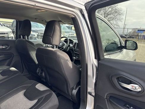 Used 2014 Jeep Cherokee Latitude w/ Comfort/Convenience Group image 17