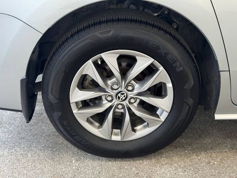 Used 2024 Toyota Sienna XLE FWD image 25