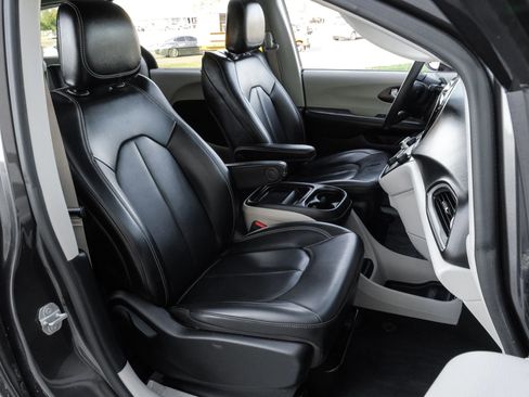 Used 2020 Chrysler Voyager Lxi image 39