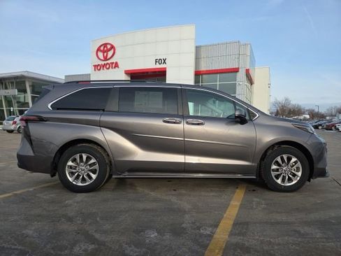 Used 2023 Toyota Sienna LE image 9