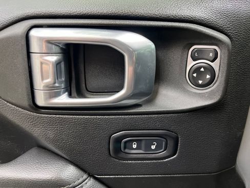 Used 2022 Jeep Wrangler Unlimited Sahara AWD/4WD image 30
