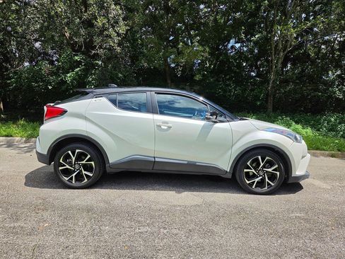 Used 2019 Toyota C-HR XLE FWD image 4