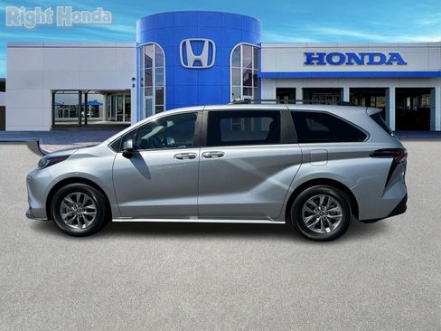 Used 2024 Toyota Sienna XLE FWD image 3