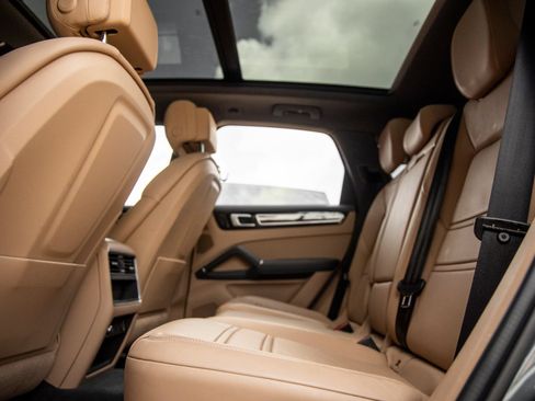 Certified 2019 Porsche Cayenne AWD/4WD image 36