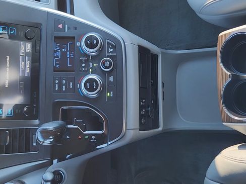 Used 2016 Toyota Sienna XLE image 16