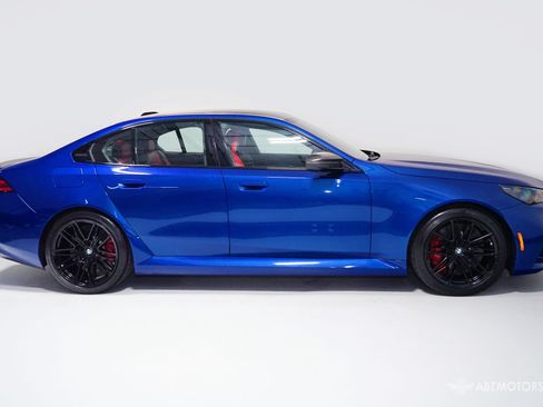 Used 2025 BMW M5 w/ Carbon Package AWD/4WD image 4