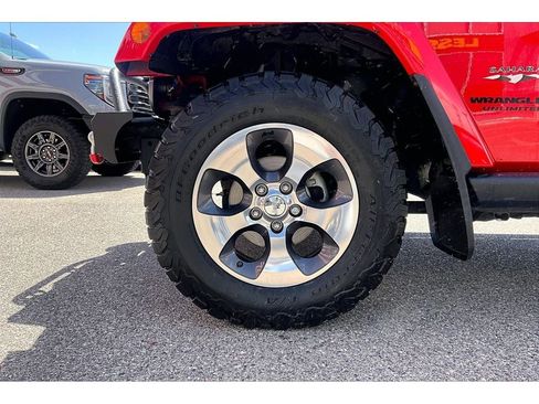 Used 2017 Jeep Wrangler Unlimited Sahara w/ Dual Top Group AWD/4WD image 9