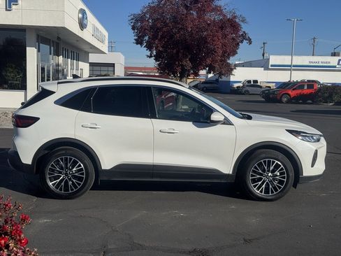 Used 2024 Ford Escape SE image 23