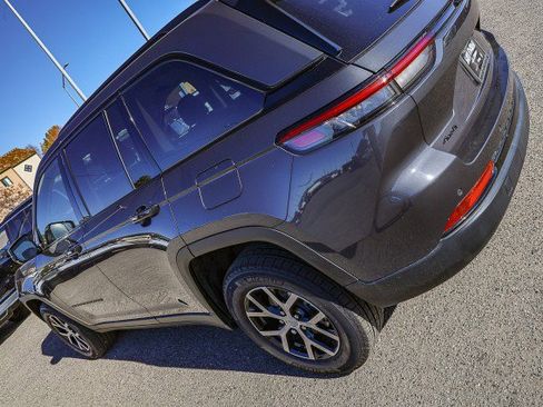 Used 2023 Jeep Grand Cherokee Limited w/ Black Appearance Package image 8