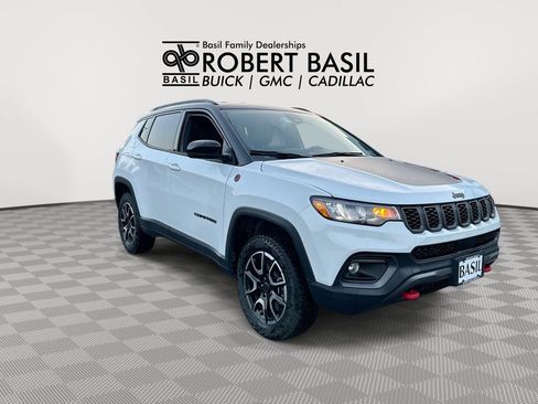 Used 2025 Jeep Compass Trailhawk AWD/4WD image 2