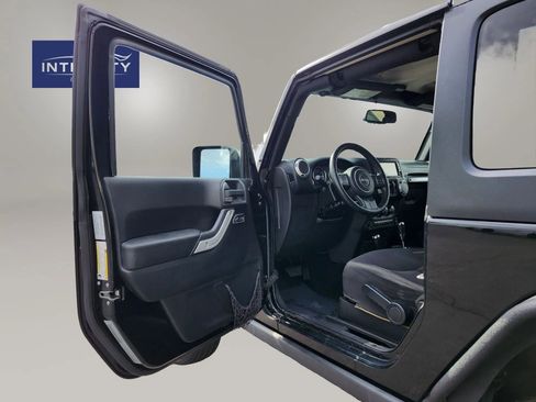 Used 2015 Jeep Wrangler Sahara w/ Dual Top Group AWD/4WD image 9