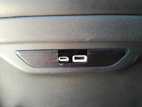 Used 2024 Chrysler Pacifica Limited FWD image 33