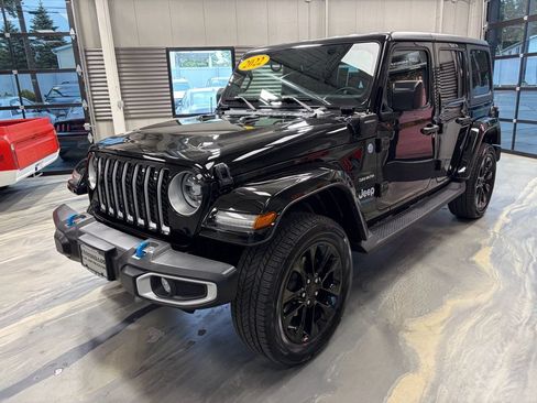 Used 2022 Jeep Wrangler Unlimited Sahara w/ Cold Weather Group AWD/4WD image 3