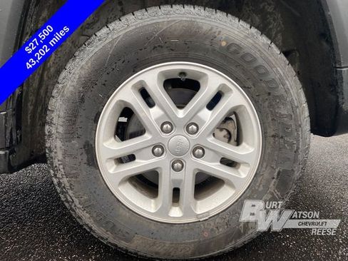 Used 2023 Jeep Grand Cherokee Laredo image 14