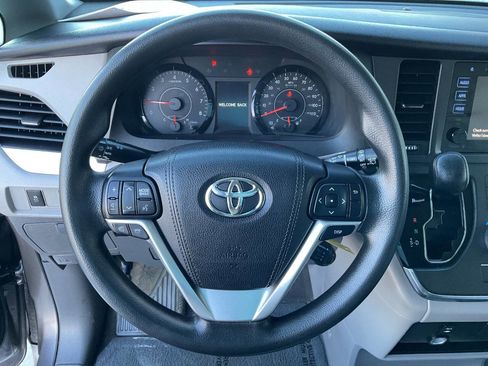 Used 2015 Toyota Sienna LE image 17