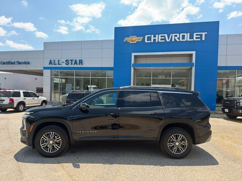 Used 2026 Chevrolet Traverse LT FWD image 4