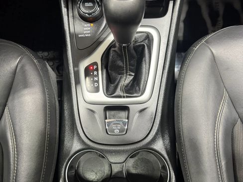Used 2018 Jeep Cherokee Latitude Plus w/ Cold Weather Group AWD/4WD image 27