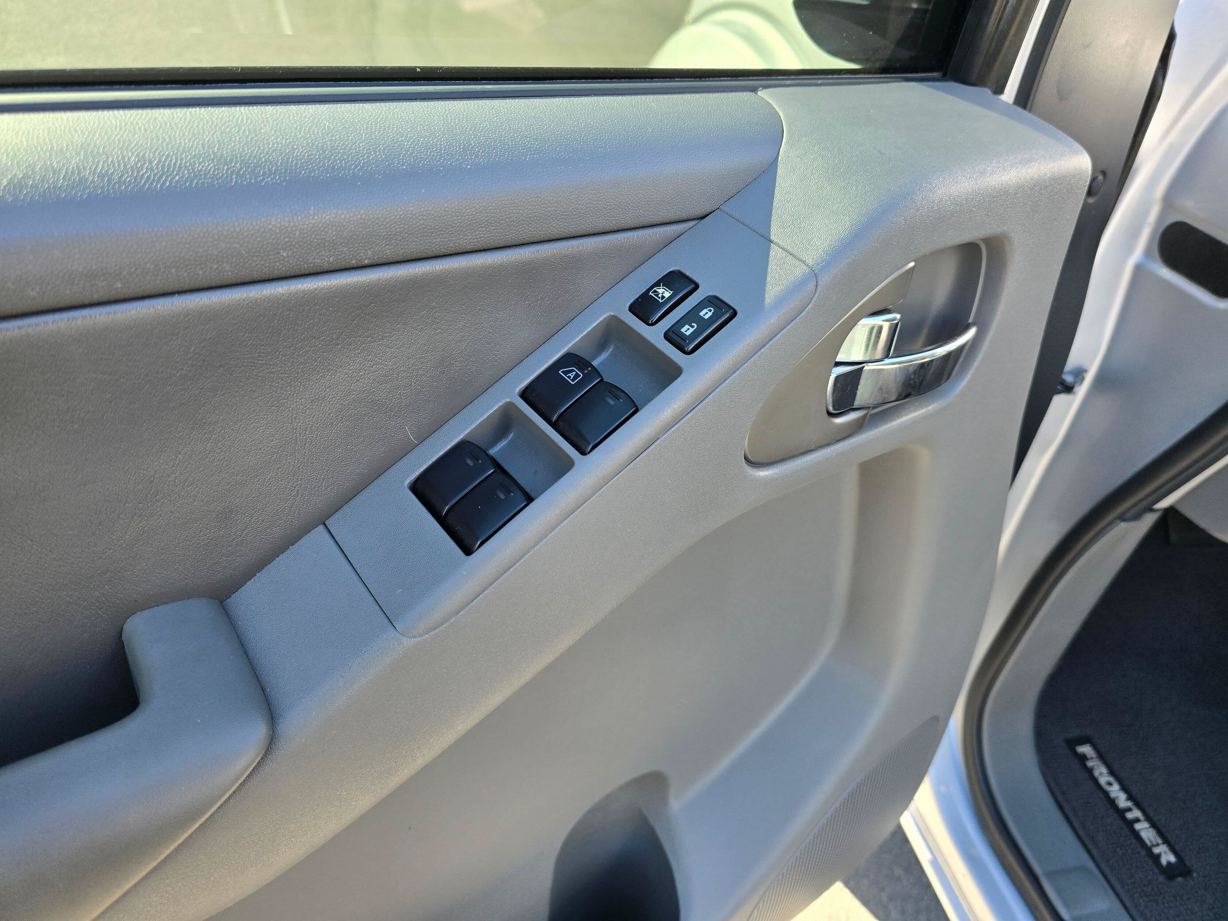 Used 2013 Nissan Frontier SL AWD/4WD image 19