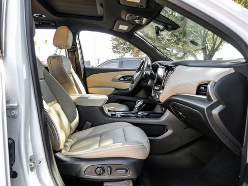 Used 2023 Chevrolet Traverse Premier image 44