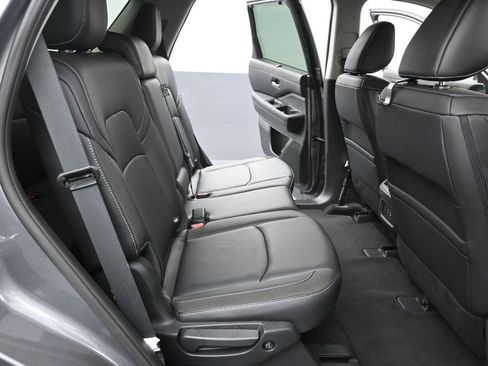 Used 2025 Nissan Pathfinder SL image 10