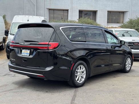 Used 2025 Chrysler Pacifica Select FWD image 13