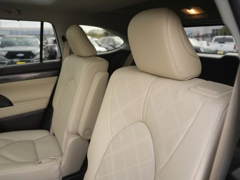 Used 2022 Toyota Highlander Platinum image 14