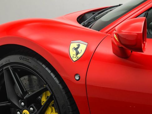 Used 2021 Ferrari F8 Tributo image 36