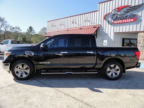 Used 2017 Nissan Titan SV image 3