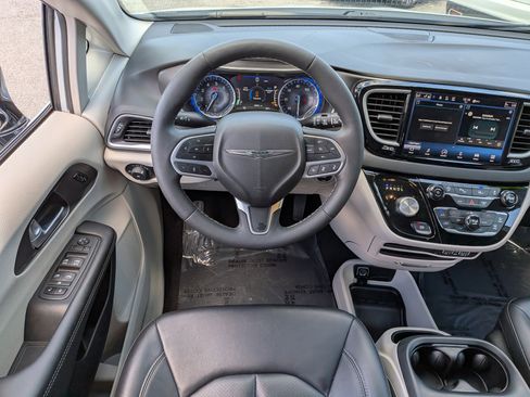 Used 2024 Chrysler Pacifica Touring-L FWD image 19