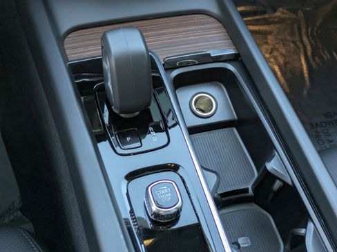 Used 2023 Volvo XC60 B5 Plus image 25