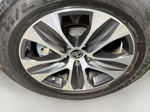 Used 2021 Toyota Highlander XLE image 14