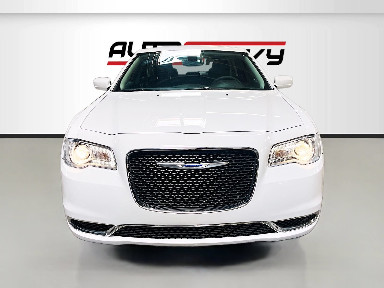 Used 2023 Chrysler 300 Touring RWD image 2
