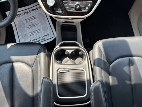 Used 2024 Chrysler Pacifica Touring-L FWD image 20