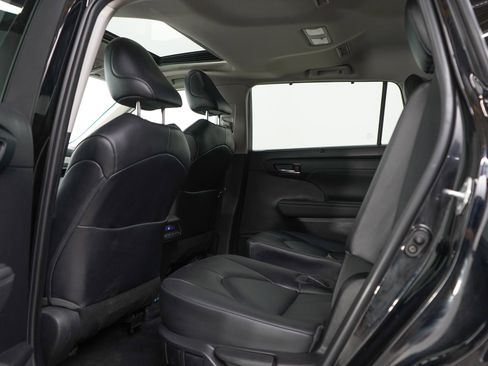 Used 2022 Toyota Highlander XLE AWD/4WD image 18