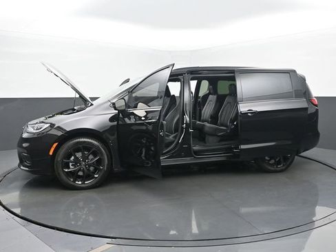 New 2025 Chrysler Pacifica Limited image 55