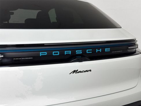 Certified 2025 Porsche Macan Electric RWD image 17