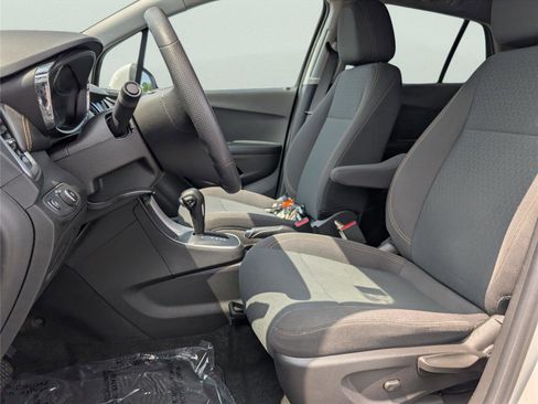 Used 2022 Chevrolet Trax LS w/ Tint and Cruise Package AWD/4WD image 12