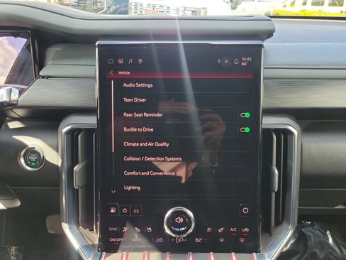 Used 2024 GMC Acadia AT4 w/ Luxury Package image 26